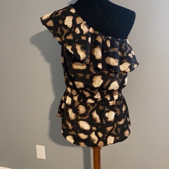 3 for $30 Animal Print off the shoulder tunic medium - Picture 2 of 9